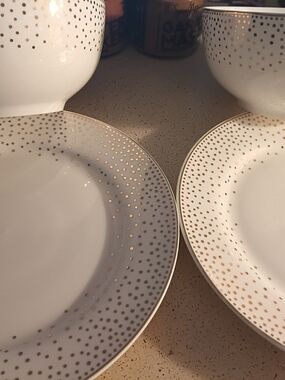 Elegant White Dinner Plate Set with Gold Dot Accent
